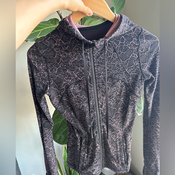 Lululemon Athletica, Nulu define jacket with hood, zipper pockets align jacket - Picture 2 of 9